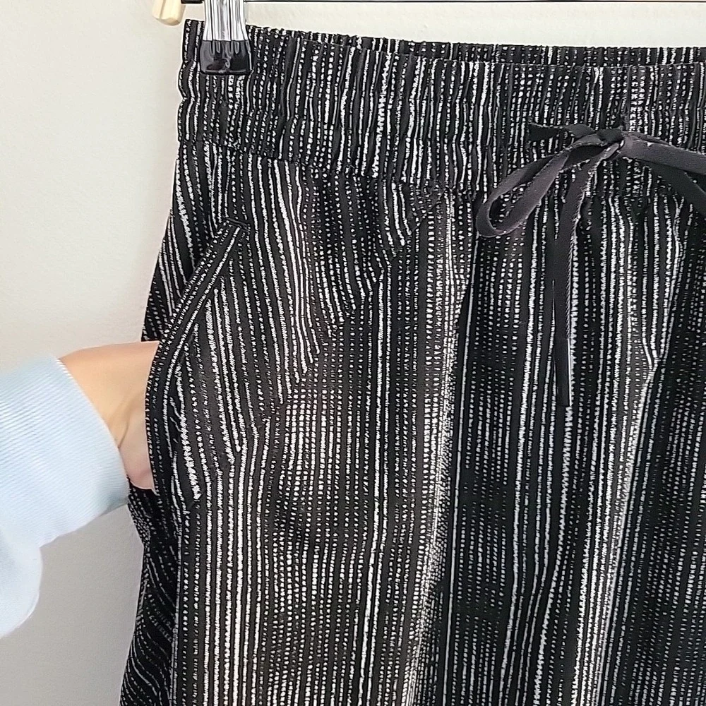 Athleta Arrival Skirt Black Plaid A-Line Elastic Waist‎ Athleisure Casual Sporty
